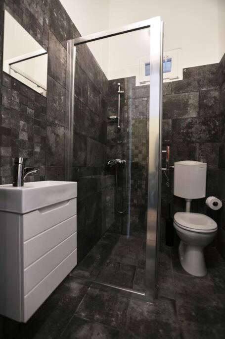 Unwind In Style W Sauna Dsgn 2Br Home Budapesta Exterior foto